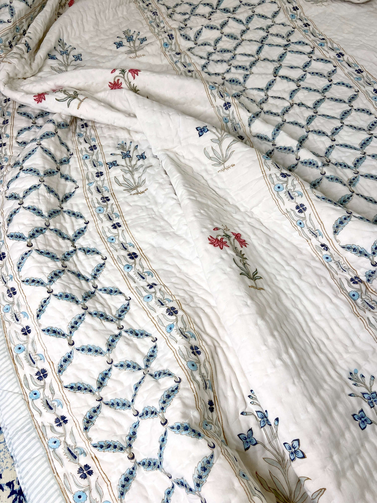 Minimal Floral Motifs Organic Mul Cotton Reversible Double Bed Quilt - Nakhrro