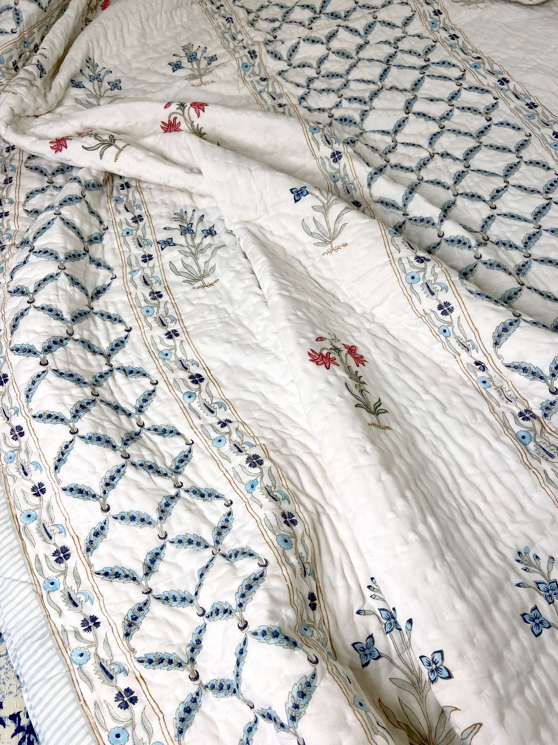 Minimal Floral Motifs Organic Mul Cotton Reversible Double Bed Quilt - Nakhrro